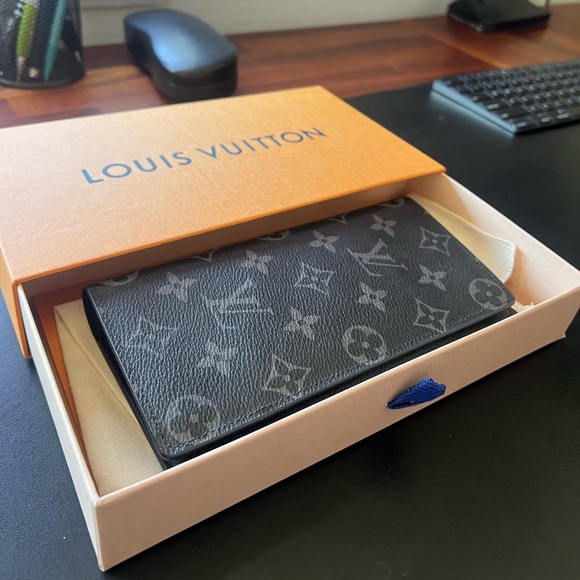 (Never Used) Louis Vuitton Brazza Wallet with Original Packaging - Picture 3 of 3